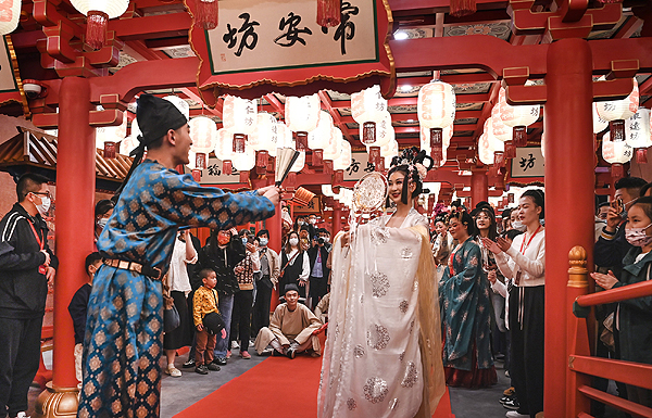 年轻客群崛起 数字赋能步行街变“潮”街